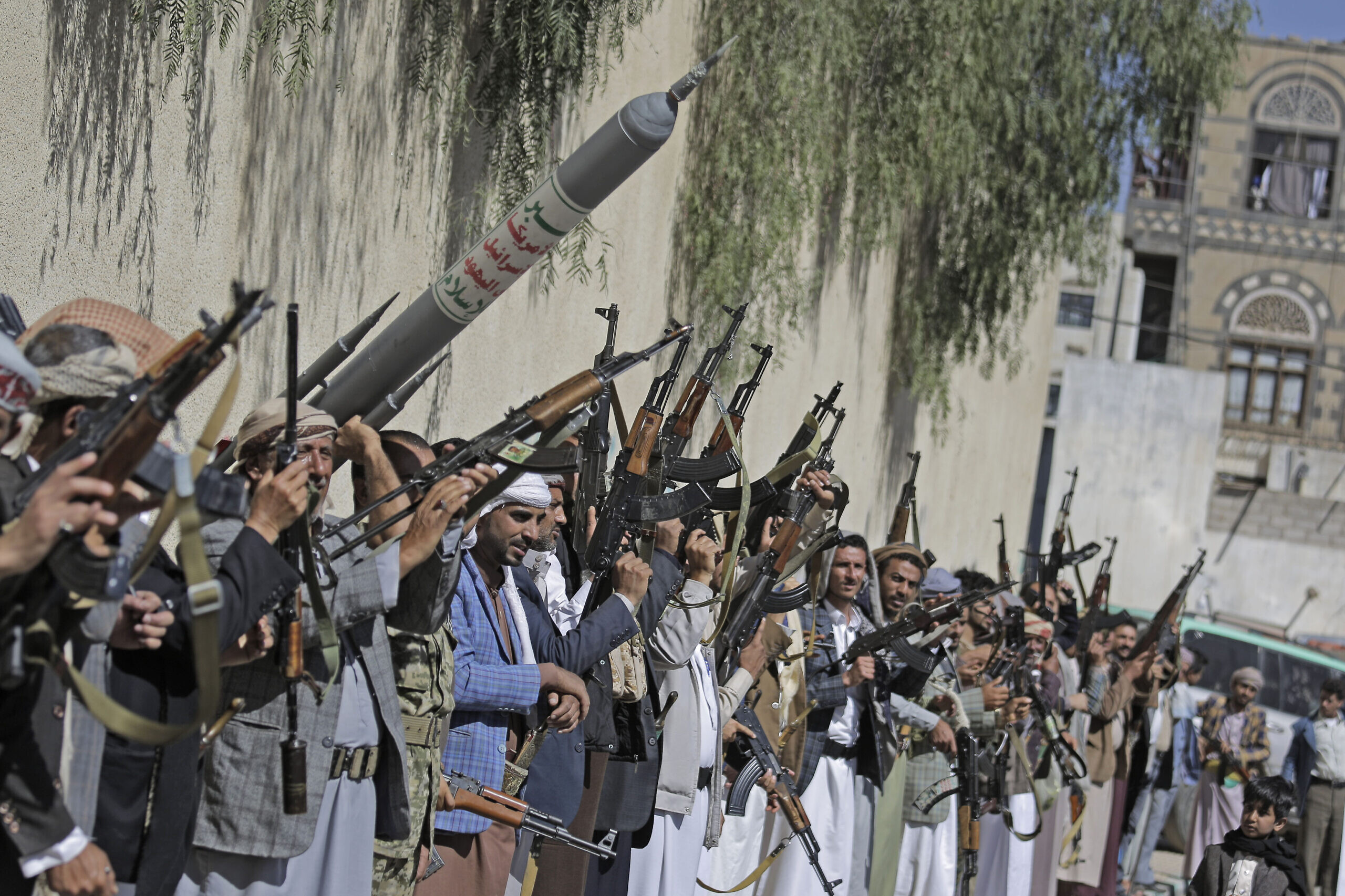 After Yemeni Presidential Council sworn in, Houthi militia spreads