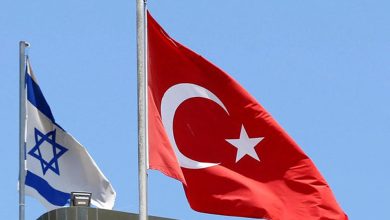 Dans un rapport sur la situation économique difficile de la Turquie, la Société Générale a souligné que la lire turque assiégée devrait compter parmi les devises des marchés émergents sévèrement frappés par le ralentissement économique mondial et une éventuelle récession. Les stratèges de la Société Générale, y compris Phoenix Kalin, ont déclaré dans le rapport : « D'autres problèmes attendent la livre et les devises d'autres économies en développement à court terme ».