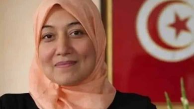 Tunisian security forces prevented the Muslim Brotherhood MP and former Minister of Employment Sayida Ounissi from traveling with her daughter.