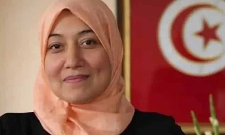 Tunisian security forces prevented the Muslim Brotherhood MP and former Minister of Employment Sayida Ounissi from traveling with her daughter.