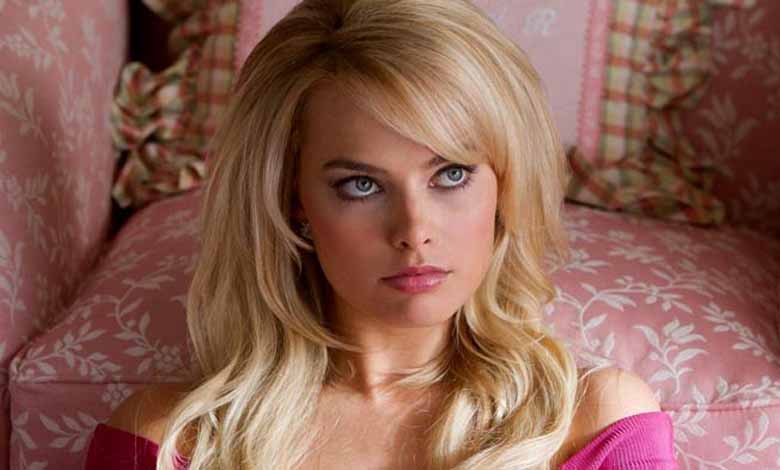 Margot Robbie appears on the set of ‘Barbie’ for the first time