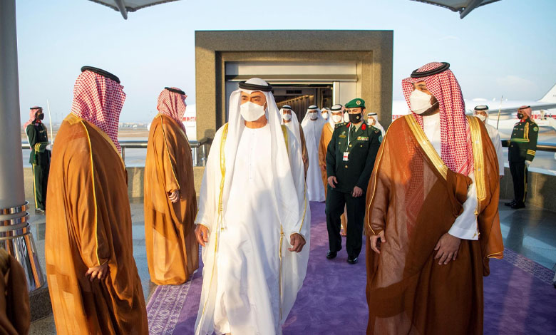 Mohammed bin Salman receives Mohamed bin Zayed upon arrival in Jeddah