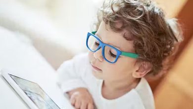 Quels sont les effets du manque de lumière sur notre santé ? Les scientifiques ont démontré l'influence de la lumière naturelle sur notre humeur. Le docteur Norman Rosenthal a été le premier à mettre en évidence cette corrélation, jusqu'à l'utilisation du terme dépression saisonnière en 1984. La lumière naturelle favorise la production de sérotonine, l'hormone du bonheur. Avec l'arrivée de l'automne, les possibilités d'exposition au soleil sont moindres. Par conséquent, la sérotonine est moins présente dans notre corps, nous sommes plus sombres. Pour redécouvrir les sensations de la lumière naturelle, vous pouvez opter pour la luminothérapie. Le principe ? Asseyez-vous devant une lampe spécifique, à une distance de 40cm à 60cm pendant une demi-heure, tous les jours. Un rythme à suivre si vous voulez profiter des avantages de l'objet à long terme. Élément important : la lampe doit émettre une lumière blanche d'au moins 10 000 lux, comparable à celle du soleil. Risque plus élevé de myopie La myopie est souvent attribuée à la génétique. Mais l'environnement jouerait aussi un rôle dans la progression de ce trouble de la vue. Dans 30 ans, plus de la moitié de la population mondiale sera touchée, selon les prévisions de l’Organisation mondiale de la santé. La myopie survient lorsque l'oeil est géométriquement « trop long ». La projection des images apparaît devant la rétine et non sur la rétine. La vision des myopes est alors claire de près, mais floue de loin. Des solutions existent pour corriger cette anomalie comme le port de lentilles de contact ou de lunettes. Une chirurgie oculaire est également possible. Dans une interview au Parisien en 2017, le professeur Thanh Hoang-Xuan, chef du service d'ophtalmologie de l'hôpital américain de Paris, révèle : « L'hérédité ne suffit pas à justifier une telle augmentation de l'oeil. Le plus grave semble être le manque de lumière naturelle. Il a été démontré sur l'animal que le soleil a une influence sur la longueur de l'oeil. Sa croissance est régulée par la quantité de lumière naturelle que la rétine perçoit chaque jour. Lorsque cette lumière fait défaut, l'oeil finit par se déformer, ce qui conduit à la myopie. C'est très dérangeant ». Plus de troubles du sommeil Le manque de lumière affecte également la qualité du sommeil. La nuit tombée, le corps sécrète de la mélatonine, l'hormone du sommeil. L'Institut National de la Santé et de la Recherche Médicale (INSERM) précise : « Sa concentration dans le sang augmente pour atteindre son maximum vers 3 ou 4 heures du matin, puis elle diminue pour redevenir minimale quand il est temps de se rafraîchir. En automne et en hiver, plus de mélatonine est sécrétée en raison de journées plus courtes qui perturbent le rythme biologique. Il n'est donc pas surprenant d'être plus fatigué à cette époque de l'année. Preuve que le manque de lumière influence le sommeil, le laboratoire Biron rapporte les résultats d'une étude réalisée en 2012 par l'Université de Tromsø, en Norvège. On a comparé les habitudes de sommeil des participants à Accra (Ghana) et à Tromsø, deux endroits où l'exposition à la lumière et la durée du jour diffèrent grandement. « L'étude a révélé que l'exposition à la lumière du jour le matin avait un impact notable sur le rythme circadien. Les sujets du Ghana n'ont rapporté presque aucune différence saisonnière par rapport à ceux de Norvège ». Pour éviter le mou, n'hésitez pas à sortir une quinzaine de minutes chaque jour, même par temps couvert ou un peu pluvieux pour vous stimuler. La pratique d'une activité sportive est également recommandée.