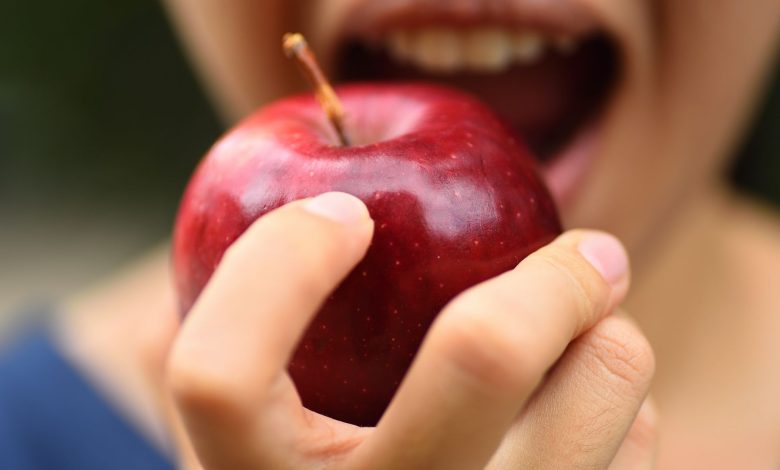 One apple per day to avoid illness: info or intox?