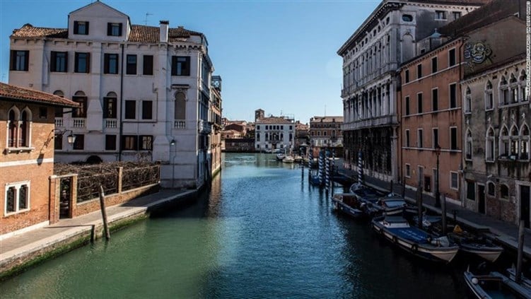 After the discoloration of the waters in Venice... What are the guidelines for environmental protest?