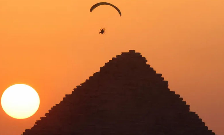 Flying over the pyramids... a dream come true thanks to paragliding.