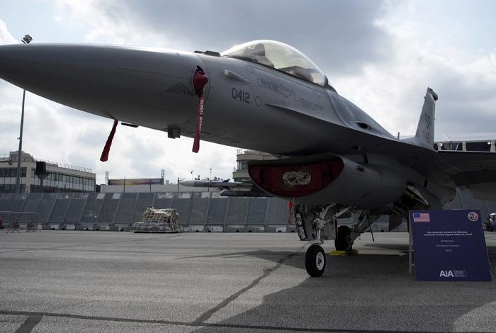 Destroyer and U.S. fighter jets to the Gulf to confront Iranian threats