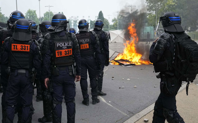 Les émeutes rouvrent de vieilles blessures... La performance de la police française sous examen