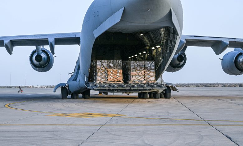 To support Sudanese refugees... Arrival of Emirati aid plane in Chad