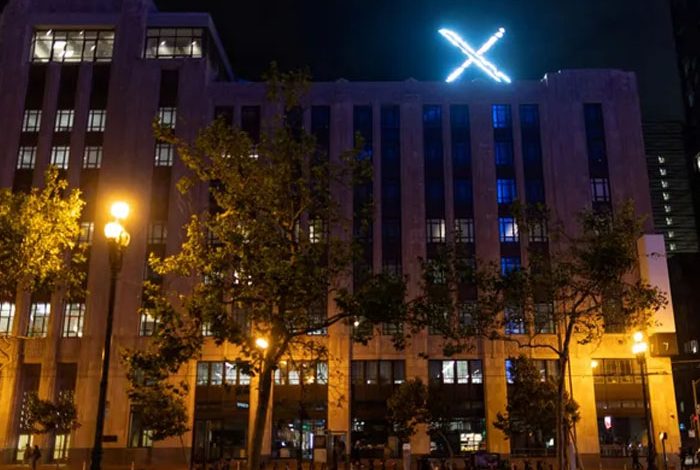 Removal of the X Logo from Twitter's Headquarters Roof After Complaints