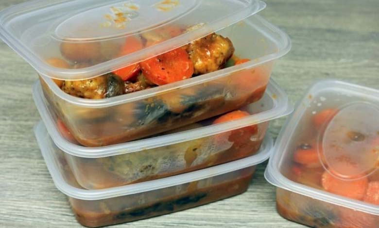 How to preserve cooked food during travel and protect it from spoilage