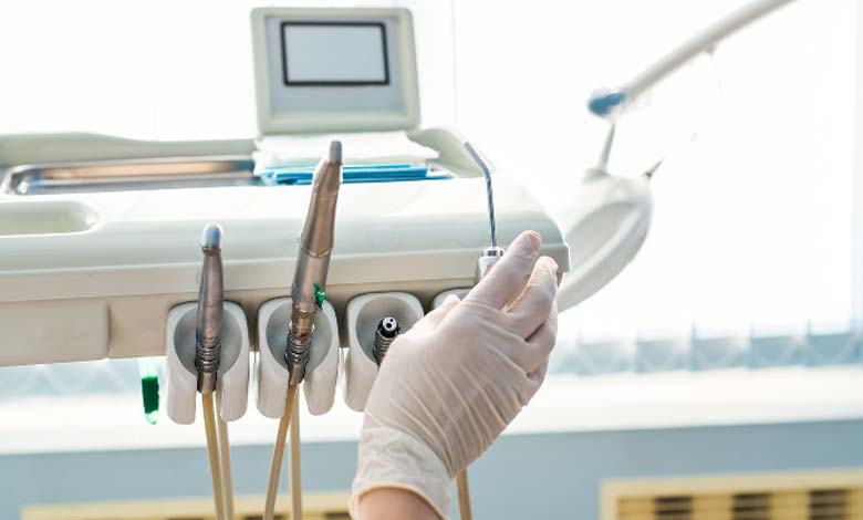 A janitor impersonates a doctor and extracts a patient's teeth