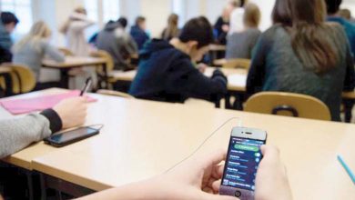 English Schools Ban Students from Using Phones 