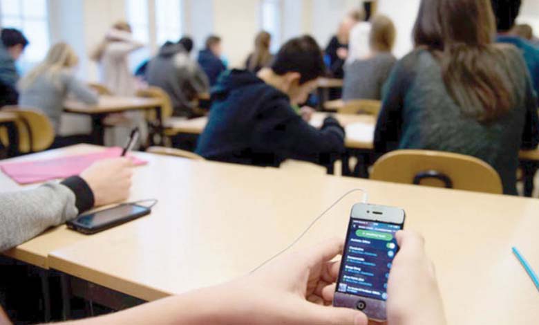 English Schools Ban Students from Using Phones 