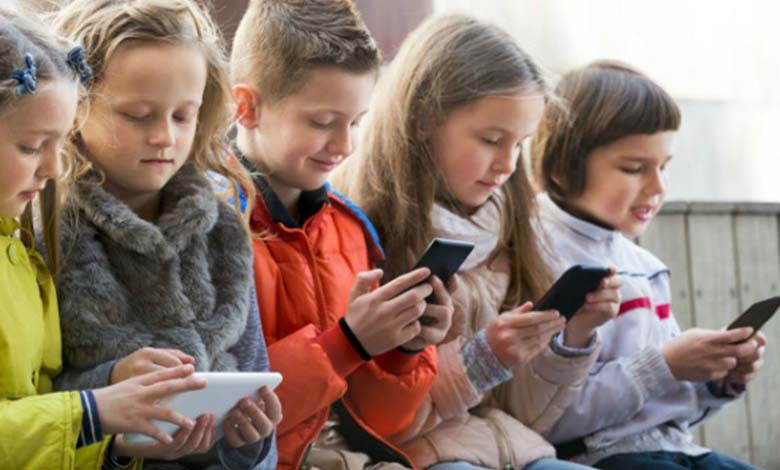 Doctors Warn: Phone Screens May Cause "Blindness" in Your Children