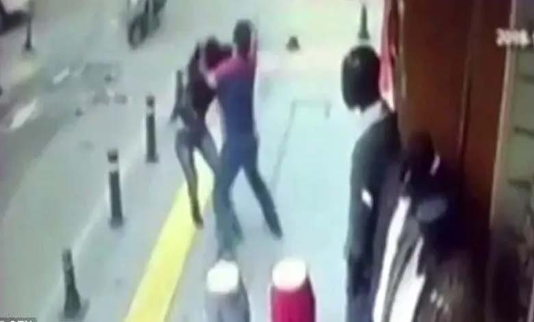 Egypt.. Man stabs his wife in the middle of the street