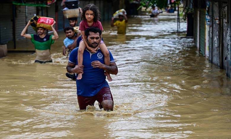 Floodwaters Recede in Bangladesh... Hundreds of Thousands in Shelters