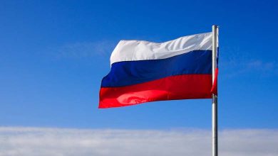 What do the colors of the Russian flag symbolize?