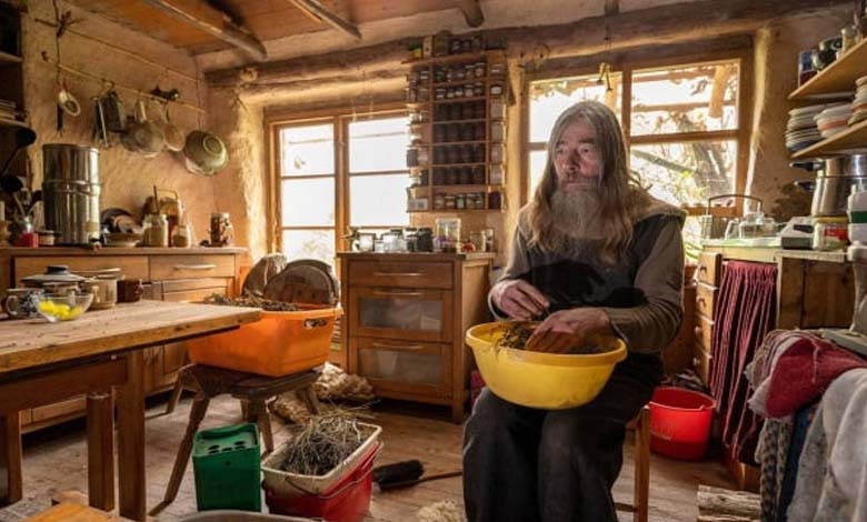 In a Treehouse... An Octogenarian Leads an "Unconventional" Lifestyle