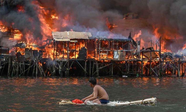 "Inferno": Fire Consumes Hundreds of Homes in the Heart of Manila