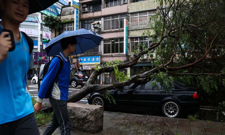 Typhoon "Kong-Rey" Shuts Down Taiwan, Dozens of Casualties