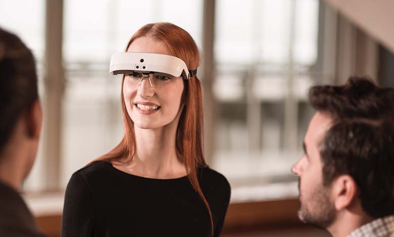 "See and Hear": Smart Glasses Help the Hearing-Impaired Avoid Embarrassment