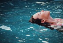 Expert Warns of Devastating Effects of Swimming with Contact Lenses