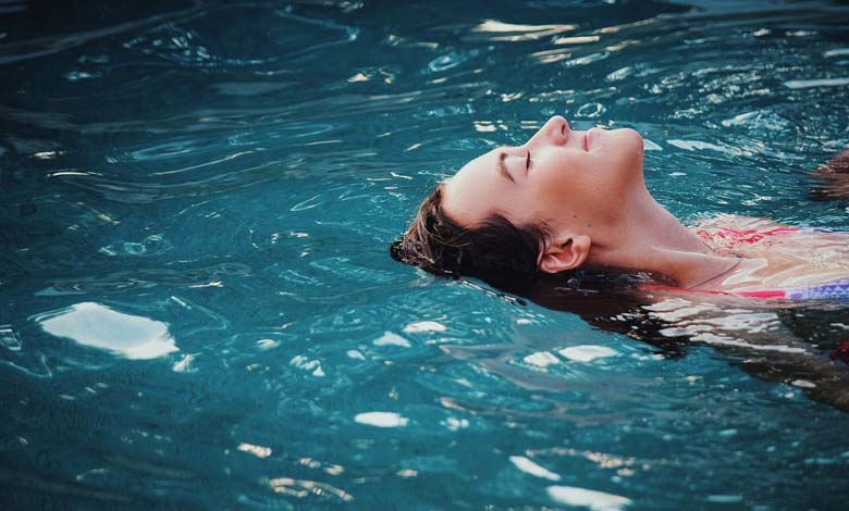 Expert Warns of Devastating Effects of Swimming with Contact Lenses