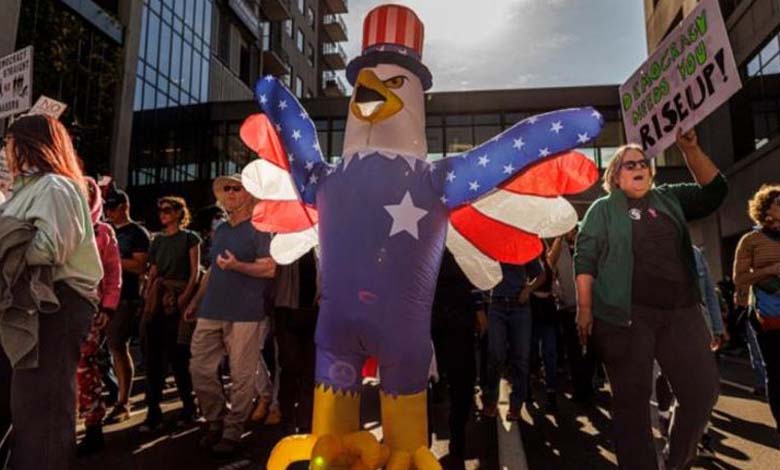 A frog, a chicken and a dinosaur against Trump: Democrats’ satirical protest