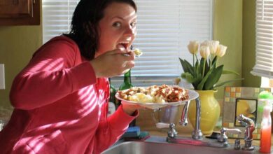 Eating While Standing: A Modern Habit with Hidden Effects on Digestion and Health