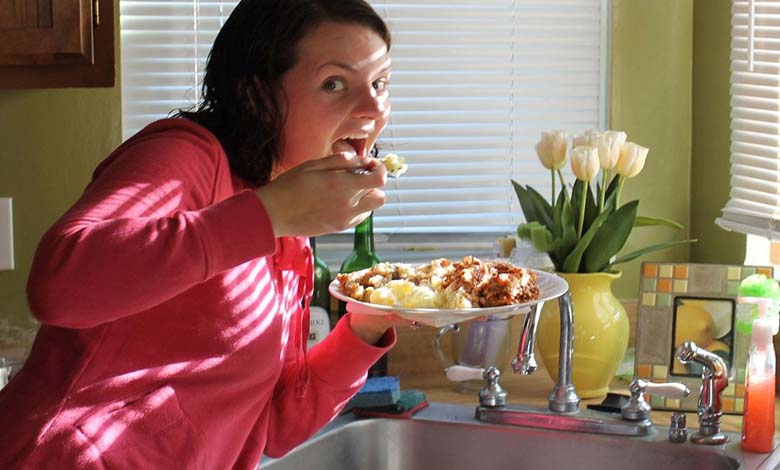 Eating While Standing: A Modern Habit with Hidden Effects on Digestion and Health