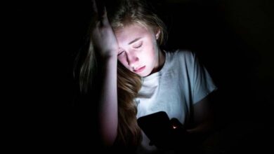 Nighttime social media activity and its relationship with anxiety: a complex link