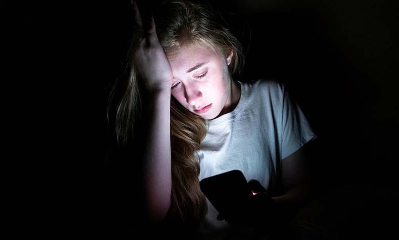 Nighttime social media activity and its relationship with anxiety: a complex link