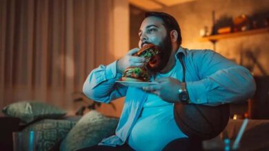 Why should you eat dinner earlier in winter?