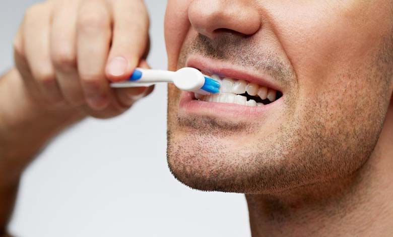 How does cleaning your teeth help prevent dementia?