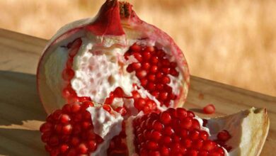 Why is pomegranate considered a smart snack?