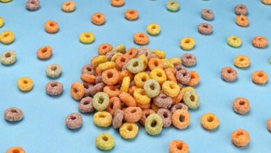 Colorful breakfast cereals: appeal versus nutritional reality