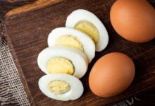 What is the relationship between daily egg consumption and cholesterol?