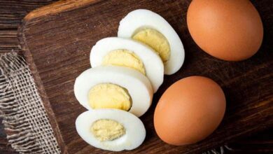 What is the relationship between daily egg consumption and cholesterol?