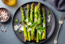 How can asparagus help stabilize blood sugar levels?