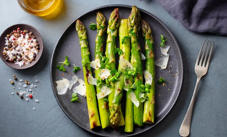 How can asparagus help stabilize blood sugar levels?