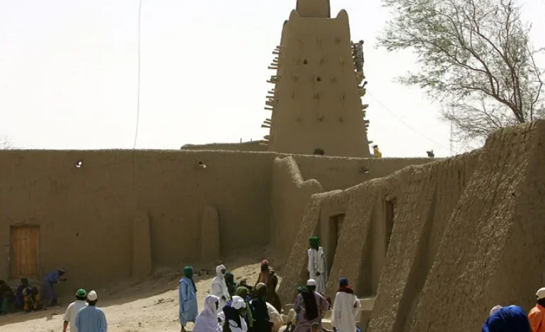 Mali's Timbuktu Between Bullets and Siege: Darkness and Thirst in the City of the 333 Saints
