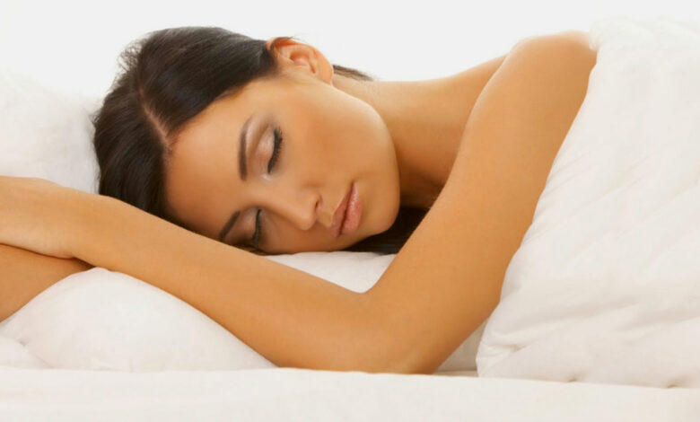 Sleeping With Makeup On: A Simple Nighttime Habit That May Threaten Your Eye Health
