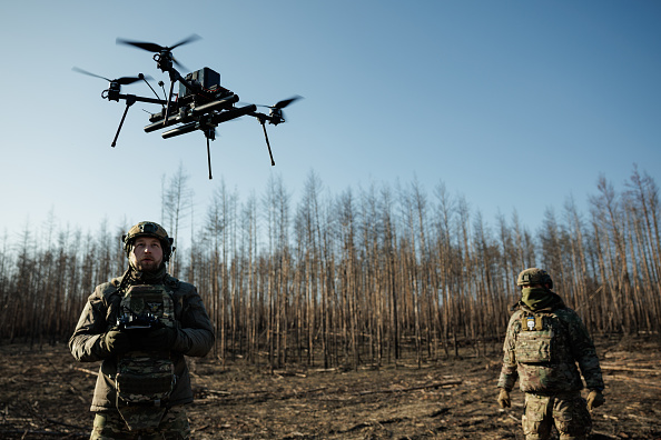 Drones Surround U.S. Armored Vehicles… Ukraine Reveals a Critical Vulnerability