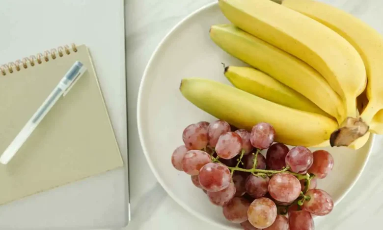 How Do Bananas and Grapes Affect Your Diet?
